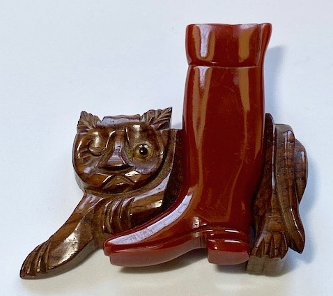 BP214 wood/rust bakelite Puss n Boots pin